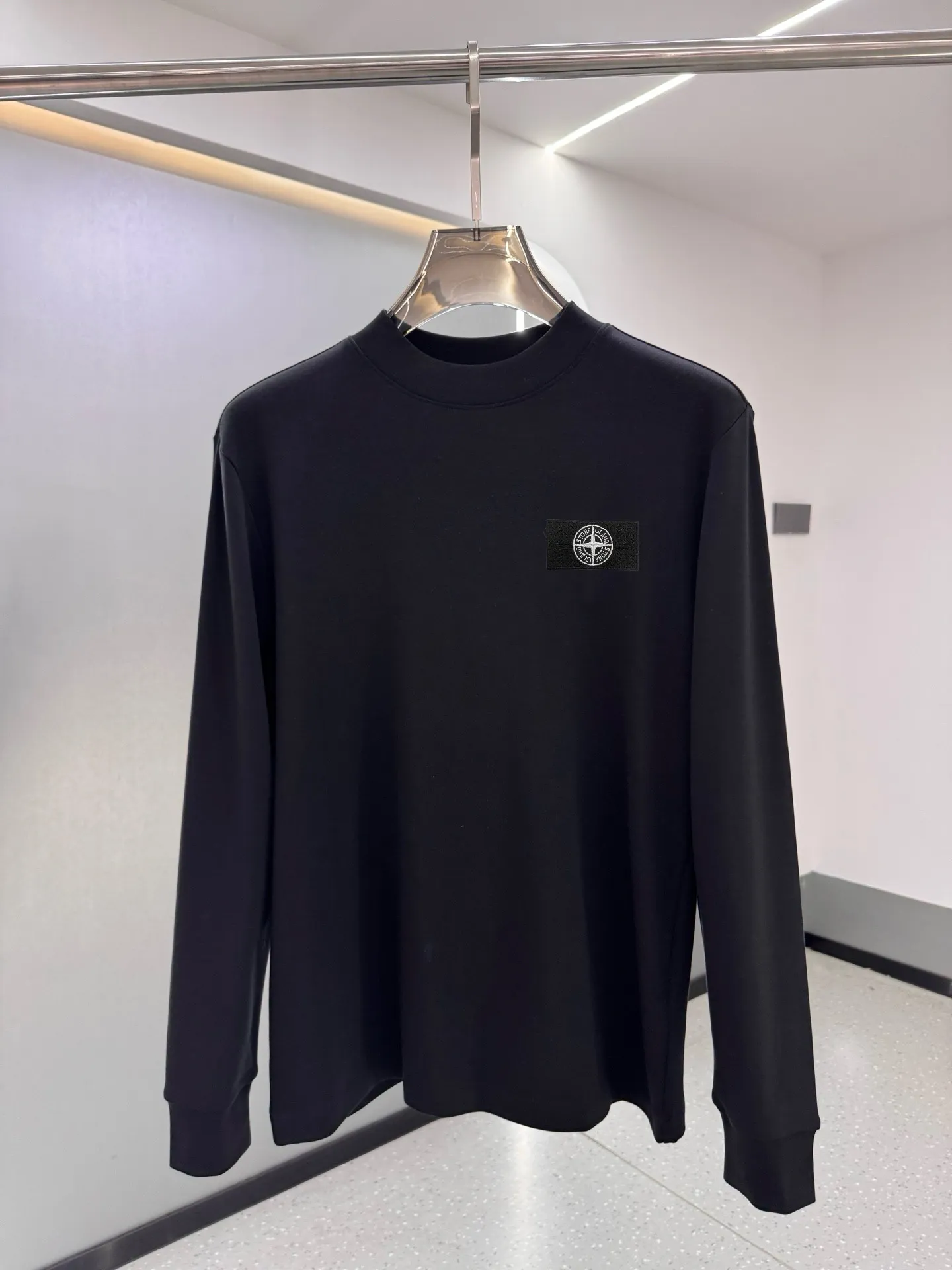 P220 Stone Island 2025 autumn and winter men's latest trade order mid-collar bottoming shirt, in full condition! ! Designed with logo embroidery! Customized 100% pure cotton fabric! Weighing 330g, the upper body is comfortable and breathable, not stiff, and has a rich three-dimensional feel overall. It is a quality export order that meets the simple needs of commuters. The upper body effect is very good, slimming, and not picky about the figure. The fabric workmanship is impeccable. Black White Size: XS-2XL